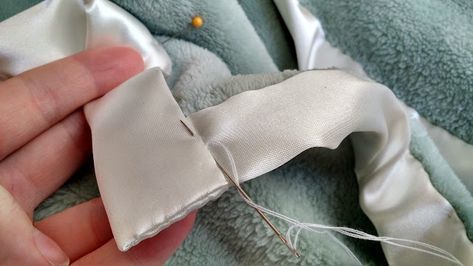 The Project Lady - Tutorial for Sewing Baby Blanket with Satin Binding Satin Blanket Binding Tutorial, How To Sew Baby Blanket, Blanket Binding, Refurbishing Furniture, Satin Blanket, Diy Baby Blanket, Binding Tutorial, Crafts And Diy, Stitch Lines