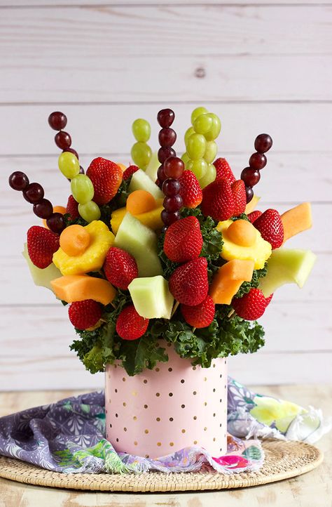 How to Make an Edible Fruit Bouquet // Video - The Suburban Soapbox Fruit Bouquet Ideas, Edible Fruit Arrangements, Fruit Bouquet, Fruit Platter Designs, Edible Bouquets, Fruit Displays, Fruit Kabobs, Fruit Arrangements, Party Food Platters