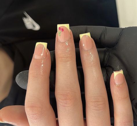 Natural Nails Manicure Spring, Gel Polish Nails Natural, Gel X Natural Nail Designs, Summer Short Nails Square, Cute French Tip Design Nails, Nails Short Latina, Acrylic Nails Short Square Design, Yellow French Tip Square, Short Nails No Tips