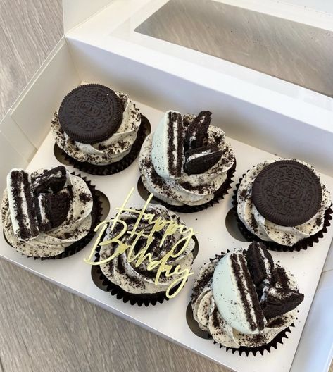 #oreo #cookiesandcream #birthday #cupcakes Oreo Birthday Cupcakes, Manly Cupcakes Ideas For Men, Husband Birthday Cupcakes, Oreo Cupcakes Decoration, Cupcake Buisness Ideas, Cupcake Business Ideas, Black Cupcakes Birthday, Mini Cake Simple, Oreo Cake Decoration