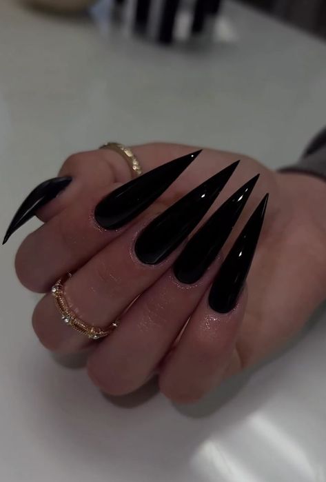 Black Nail Designs Pointy, Stelito Nails Black, Long Pointed Acrylic Nails, Pointy Black Nails Design, Long Black Claw Nails, Sharp Stilleto Acrylic Nails, Sharp Pointed Nails, Super Sharp Stilleto Nails, Long Sharp Black Nails