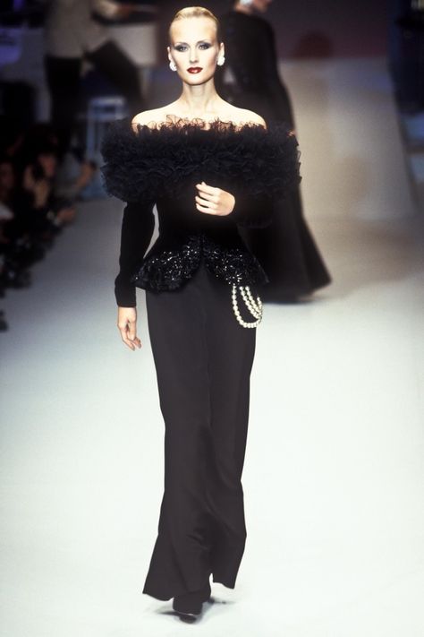 Nina Ricci - Fall 1996 Couture Retro Inspiration, Black Flame, Modern Chic, Fashion Vintage, Fancy Dresses, Timeless Style, High Fashion, Timeless Fashion, Diva