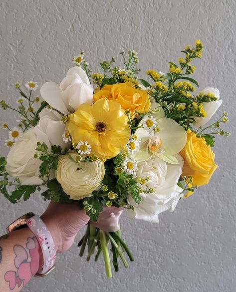 Yellow Winter Wedding Bouquet, Yellow And White Wedding Florals, Dolce Vita Wedding, Hoco Flowers, Rose And Lily Bouquet, Prom Flowers Bouquet, Yellow Bridal Bouquets, Elegant Bridal Bouquets, Bouquet Styles