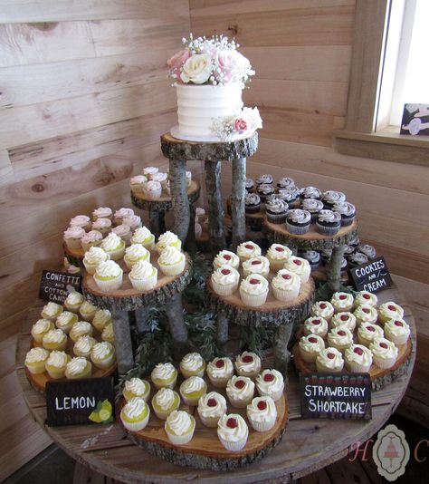 One Tier Wedding Cake Rustic Cupcake Towers, Country Wedding Cupcake Display, Fall Wedding Cupcake Display, Top Tier Wedding Cake With Cupcakes, Cupcakes Display Wedding, Woodland Wedding Cake With Cupcakes, Christmas Wedding Cake Alternatives, Rustic Boho Wedding Cake And Cupcakes, Fall Cupcake Display Ideas