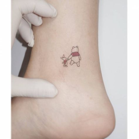 Pooh and Piglet tattooed on the ankle. Piglet Tattoo, Twins Tattoo, Winnie The Pooh Tattoos, Inspiration Tattoos, Bff Tattoos, Disney Tattoo, Cute Little Tattoos, Small Hand Tattoos, Discreet Tattoos