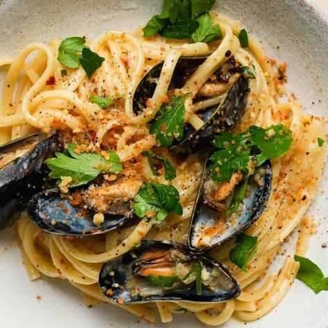 Mussels Recipe Pasta, Pasta With White Wine, Mussels Pasta, White Wine Pasta Sauce, Linguine Recipes, Steamed Mussels, Creamy Pasta Dishes, Mussels Recipe, Tuna Pasta