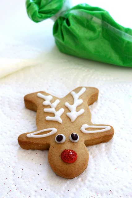 Turning a Gingerbread Man into Rudolf! A super easy recipe for both cookies & icing Jul Kaka, Royal Recipe, Christmas Sweets, Xmas Cookies, Super Easy Recipes, Cookie Icing, Christmas Cooking, Christmas Goodies, Noel Christmas