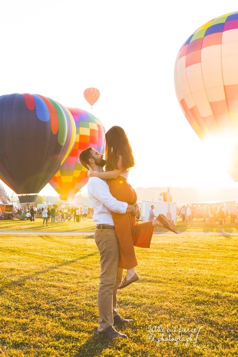 Hot Air Balloon Festival Photography, Hot Air Balloon Photo Shoot, Hot Air Balloon Engagement Pictures, Hot Air Balloon Couple Pictures, Hot Air Balloon Picture Ideas, Hot Air Balloon Outfit Ideas, Balloon Festival Outfit, Hot Air Balloon Festival Outfit, Hot Air Balloon Photoshoot