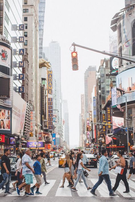 New York... Nyc Icons, Nyc Baby, Photography New York, City People, Traffic Lights, Traffic Signal, City Lifestyle, Start A Fire, City Vibe