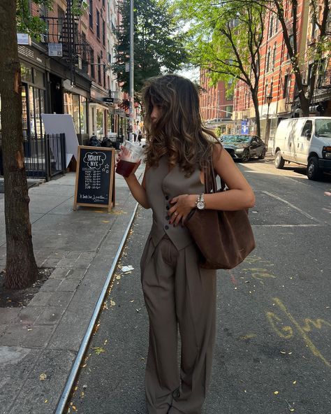 Summer Office Outfits, Wide Leg Pants Outfit, Leg Pants Outfit, Summer Office, Professional Outfits Women, Halloween Autumn, Aesthetic Winter, Office Outfits Women, Business Casual Outfits For Work