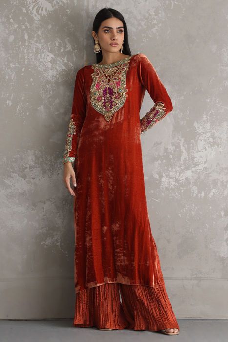 Latest Velvet Dresses, Shadi Mubarak, Velvet Pakistani Dress, Long Kameez, Casual Bridal Dress, Velvet Suit Design, Pleated Culottes, Desi Wedding Dresses, Velvet Dress Designs