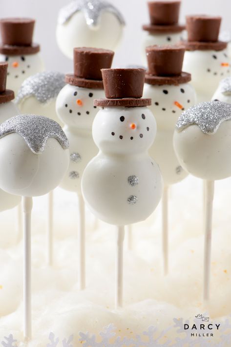 Cake Pop Recipe Christmas, Holiday Cake Balls Christmas, Winter Bakery Ideas, Melted Snowman Cake Pops, Cake Pop Snowman, Festive Cake Pops, Cake Pops Holiday, Snow Man Cake Pop, Christmas Cake Pops Recipe Easy