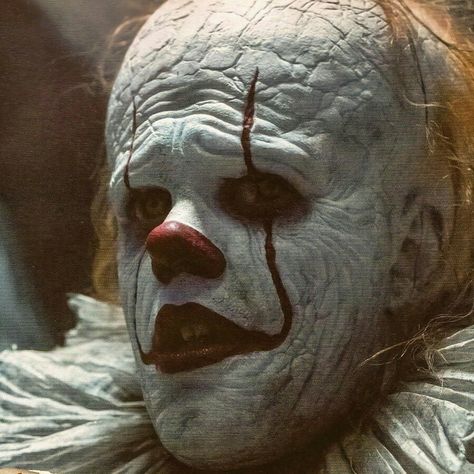 Bill Skarsgard as Pennywise the Clown in  in IT CHAPTER TWO (2019) - Dir. Andy Muschietti. #itchaptertwo #itchapter2 #it2 #it #jessicachastain #billskarsgard #billhader #jamesmcavoy #finnwolfhard #creepy #scary #stephenking #pennywise #terror  #pennywisetheclown #gore #losersclub #horror #horrormovie #clown #itfandom #PopCulture #Geek #Movies #Filmes #cinema #OsFilmesdoKacic It Chapter Two, Geek Movies, Pennywise The Clown, Bill Hader, Bill Skarsgard, James Mcavoy, The Clown, Ink Sketch, Jessica Chastain