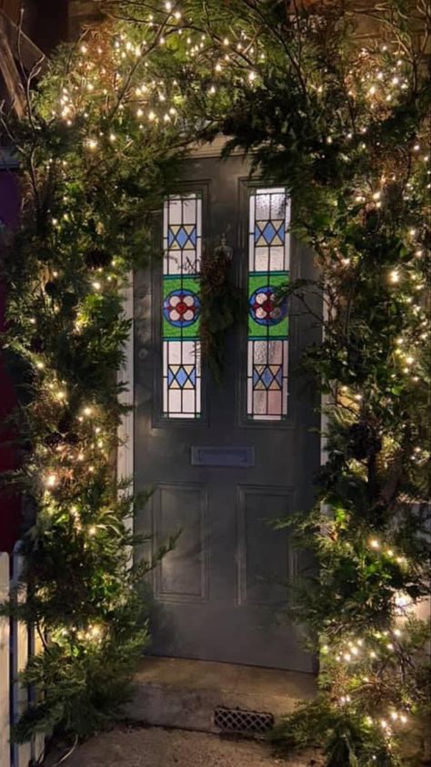 Fresh winter foliage and fairy light door garland christmas doorscape Christmas Door Lights, Door Floral Decoration, Door Garland Christmas, Flower Christmas Wreath, Winter Reception, Door Garland, Christmas Florals, House Flowers, Winter Foliage