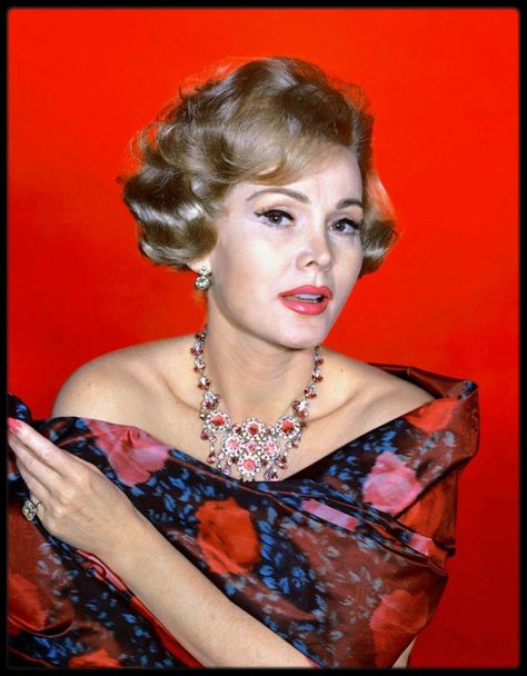 Zsa Zsa GABOR Gabor Sisters, Portraits Female, Zsa Zsa Gabor, Zsa Zsa, Oddly Satisfying Videos, Goulash, Fashion Icons, Permed Hairstyles, Christian Siriano