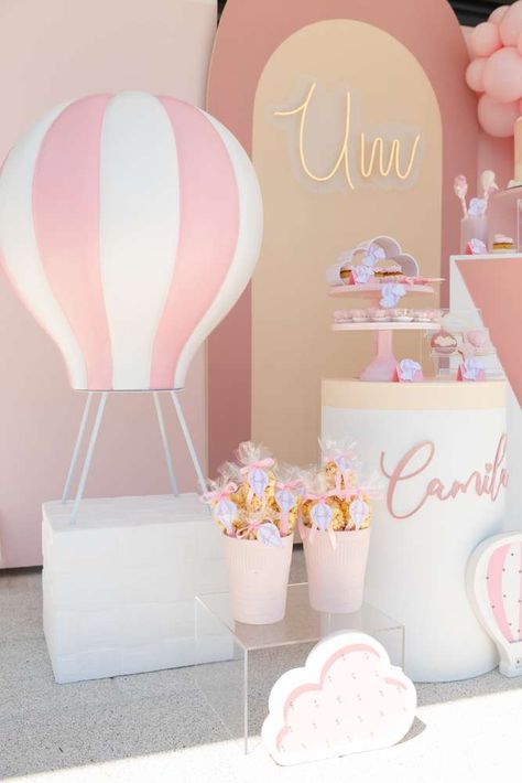 Camila's Hot Air Balloon 1st birthday party | CatchMyParty.com Hot Air Balloon Shower, Balloon Birthday Themes, Nerf Birthday Party, Snow White Birthday Party, Deco Ballon, Hot Air Balloon Party, 1st Birthday Girl Decorations, Idee Babyshower, Girl Birthday Decorations