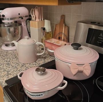 creds to @ lavieestbelle on twt Le Creuset Pink, Aesthetic Cooking, Living In London, Astuces Diy, Future Apartment Decor, Dream House Rooms, Cute House, Pink Kitchen, Cute Kitchen