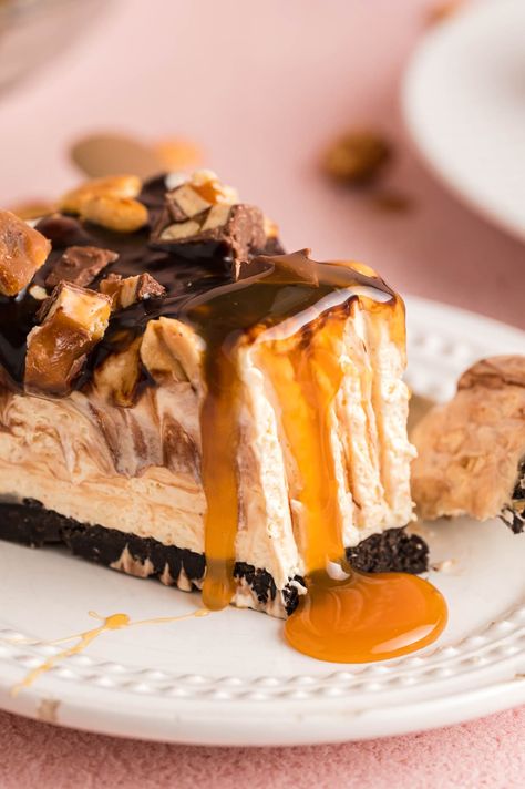 Snickers Cheesecake No Bake, Snicker Pie, Refrigerator Pies, Snicker Cheesecake, Snickers Cake Recipe, No Bake Snickers Cheesecake, Party Tapas, Snickers Ice Cream Cake, Snickers Dessert