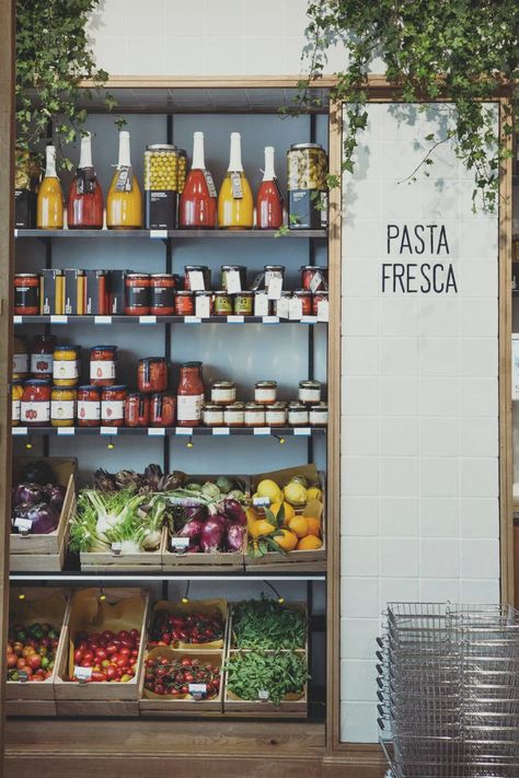 Deli Shop, Paris Vogue, Grocery Store Design, Italian Deli, Farm Store, Modern Restaurant, Pasta Fresca, Farm Shop, Natural Wine