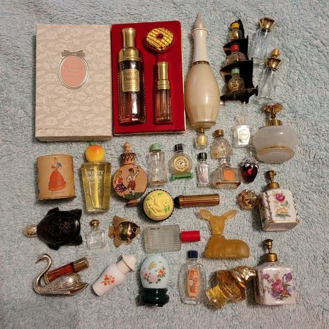 Thrifted Trinkets, Vintage Perfume Bottles Aesthetic, Funky Objects, Vintage Avon Perfume Bottles, Mini Trinkets, Ballet Fits, Menace To Society, Little Trinkets, Y2k Thrift