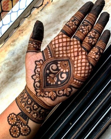 Mehndi Designs Latest, Front Hand Mehndi Design, Short Mehndi Design, Front Hand Mehndi, Mehndi Designs Simple, Palm Mehndi Design, Simple Mehndi Design, Hand Mehndi Design, Mehndi Designs Bridal Hands