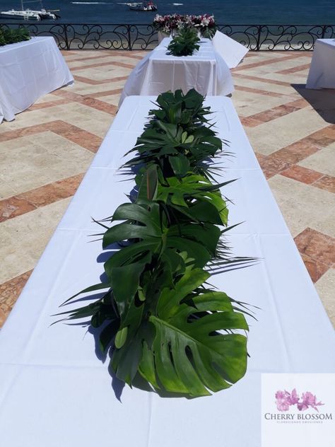 Tropical Garland Wedding, Beach Theme Wedding Centerpieces, Tropical Wedding Flowers Centerpieces, Hawaiian Flower Arrangements, Tropical Garland, Weddings At The Beach, Black Centerpieces, Boho Wedding Colors, Tropical Centerpieces