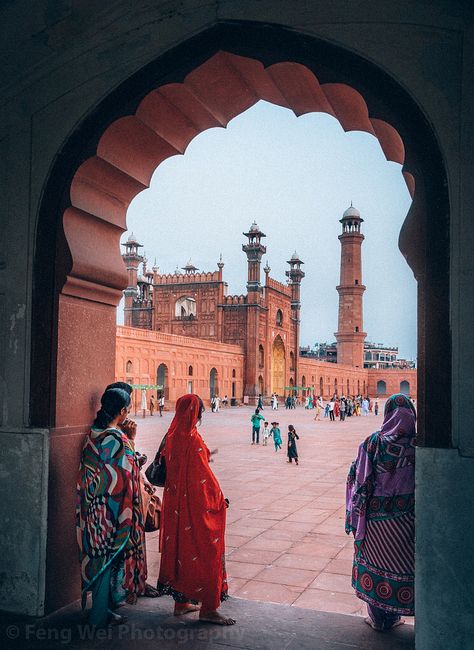 Badshahi Mosque, Lahore, Punjab, Pakistan Badshahi Mosque, Pakistan Pictures, Intarsia Wood Patterns, Mughal Emperor, Pakistan Culture, Punjab Pakistan, Beautiful Mosques, Children Playing, Walled City