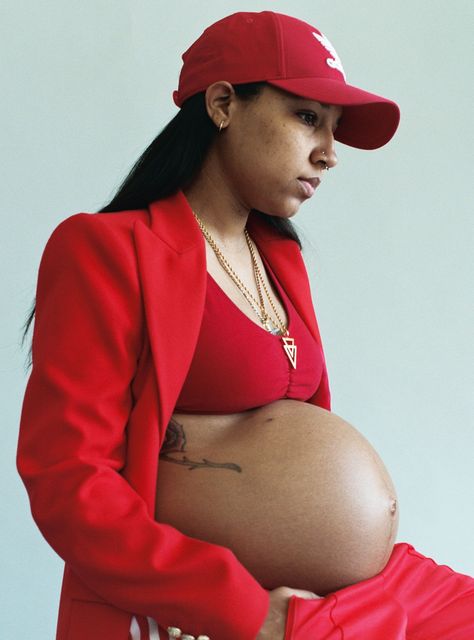 Pregnant Tomboy, Beyonce Maternity, Lgbtq Maternity Pictures, Butch4butch Art, Lesbian Maternity Photoshoot, Masc Women, Maternity Photography Poses Couple, Maternity Photography Poses, Pregnant Belly