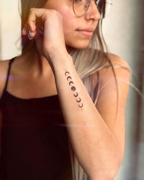 Luna Tattoo, 42 Tattoo, Diy Tattoo Permanent, Moon Phases Tattoo, Model Tattoo, Ring Finger Tattoos, Tattoos Mandala, Tattoo Trend, Petite Tattoos