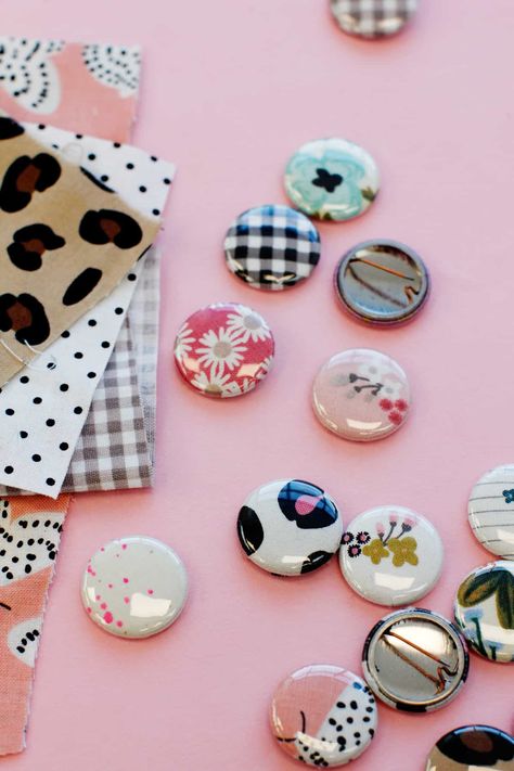 how to make button pins with fabric scraps - see kate sew Button Magnets Diy, Make Buttons Diy, Badge Button Ideas, Make Pins Diy, Button Press Ideas, Diy Pins Ideas, Diy Pins Buttons, Diy Buttons Pins, Button Designs Ideas