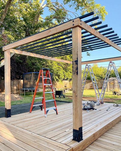 SHAVONDA GARDNER||SG STYLE🏳️‍🌈 on Instagram: “Progress: How many ladders does it take to build a pergola? A lot. How many splinters have I gotten trying to build this pergola? A lot.…” Easy Diy Pergola Cheap, Shavonda Gardner, Pallet Pergola, Patio Cover Ideas, Build A Pergola, Wooden Carports, Diy Patio Cover, Cheap Pergola, Cheap Backyard