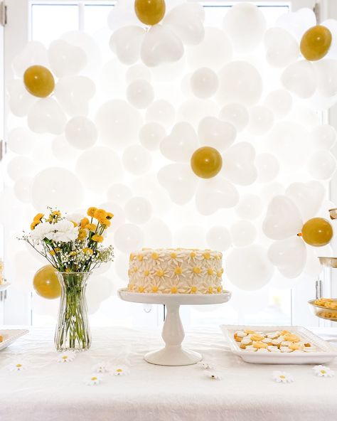 Daisy Inspired Birthday, Simple Birthday Theme, Daisy Theme, Sunflower And Daisy Birthday Party, Simple Daisy Theme Birthday, Daisy Theme Birthday, Yellow And White Themed Birthday Party, Daisy Themed Party, Daisy Baby Shower Ideas