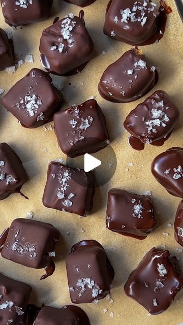 Bearenger on Instagram: "Little magic bites 🥹🍫 Recipe by delight.fuel - 15 dates - 1/3 cup almond butter - 1 tsp vanilla - 2 tbsp coconut oil - pinch of salt - Melted dark chocolate - Soak dates in hot water for 10 minutes - Add dates, almond butter, vanilla, coconut oil, and salt to a food processor. Process until combined. - Add mixture to a container and freeze until solid. - Cut into bite-size squares. Dip in melted chocolate and top with a pinch of salt. - Store in freezer and enjoy 😉 #healthyrecipes #foodasmr #easyrecipe" Dates Recipes, Caramel Bites, Almond Chocolate, Chocolate Bites, Healthy Food Facts, Vanilla Coconut, Party Platters, Melted Chocolate, January 4