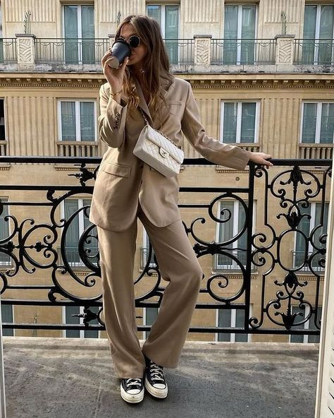 status:LUSSO (@statuslusso) • Instagram photos and videos Parisian Academia, White Bag Outfit, Beige Blazer Outfit, Oversized Blazer Outfit, Parisian Look, Outfit Oversize, Bag Outfit, Beige Outfit, Beige Blazer