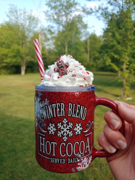 Hot Cocoa Tumbler, Winter Tumbler Cups, Christmas Glitter Tumbler Ideas, Christmas Epoxy Tumblers, Hot Chocolate Tumbler, Tumbler Business, Holiday Tumblers, Cup Business, Bling Cups