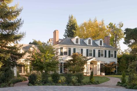 Georgian Colonial House, Colonial Landscaping, Colonial Exterior, Georgian Architecture, Casas Coloniales, Georgian Homes, California Design, Classical Architecture, Cool Landscapes