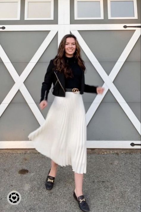 Maxi Pleated Skirt Outfit, Styling Loafers, Winter Church Outfit, Pleated Maxi Skirt Outfit, Dress With Loafers, Pleated Skirt Winter, Loafers For Women Outfit, Pleated Skirt Outfits, Fancy Casual Outfits