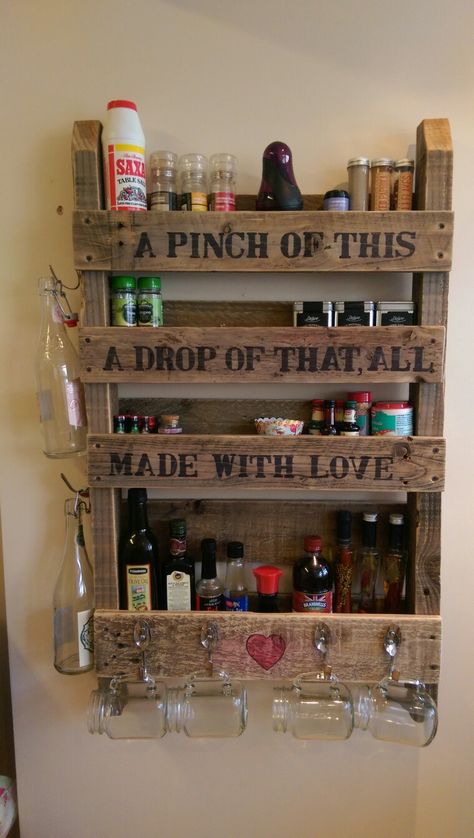 Farmhouse Spice Rack Ideas Kitchen, Spice Rack Out Of Pallets, Season Rack Ideas, Seasoning Rack Ideas, Pallet Spice Rack Diy, Wooden Spice Rack Ideas, Farmhouse Spice Rack Ideas, Rustic Spice Rack Ideas, Wall Spice Rack Ideas Diy