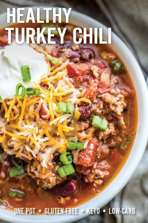 Wholesome classic healthy turkey chili loaded with flavor from simple ingredients commonly found in your pantry. This gluten-free chili is made in one pot and ready in less than 30 minutes for an easy weeknight meal. #turkeychili #chili #healthychili #comfortfood via @platingpixels Chili Turkey, Healthy Turkey Chili, Healthy Chili Recipe Turkey, Ground Turkey Chili, Turkey Chili Crockpot, Chili Recipe Healthy, Turkey Chili Healthy, Turkey Chili Recipe, Slow Cooker Turkey Chili