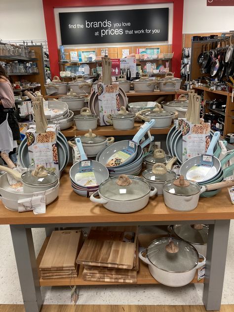 Homegoods Display, Homeware Display, Tj Maxx Decor, Cookware Display, Supermarket Design Interior, Summer Window Display, Home Design Store, Kitchen Essentials List, Housewares Store