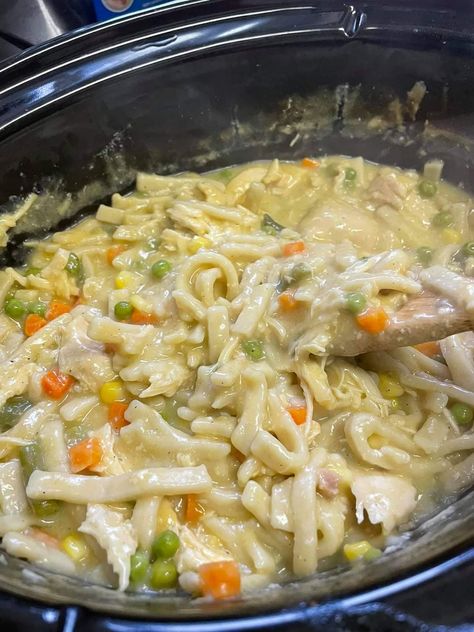 Creamy Chicken And Noodles, Crockpot Chicken And Noodles, Chicken And Noodles, Chicken Noodle Soup Crock Pot, Soup Crocks, Crock Pot Slow Cooker, Chicken Noodle Soup, Crock Pot Cooking, Juicy Chicken