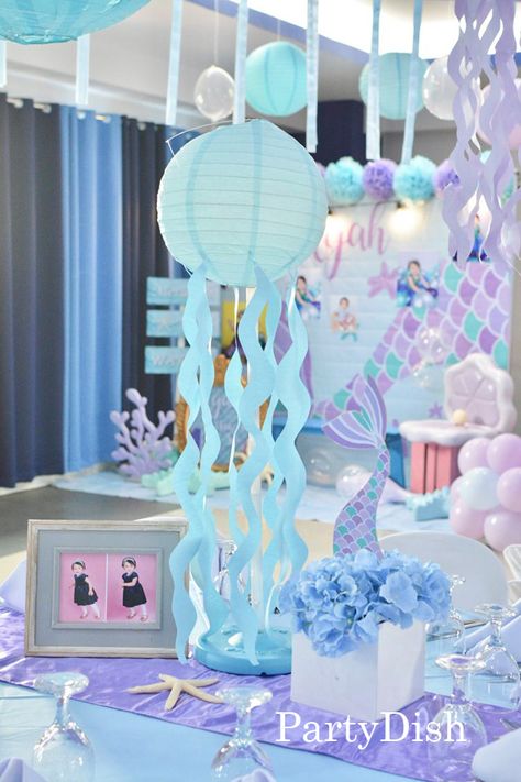 1st Birthday Party Under The Sea, Oneder The Sea 1st Birthday Centerpiece, Under The Sea Table Centerpieces, Mermaid Centerpiece Ideas, Under The Sea Centerpieces, Ariel Party, Ocean Birthday Party, Deco Ballon, Mermaid Birthday Party Decorations