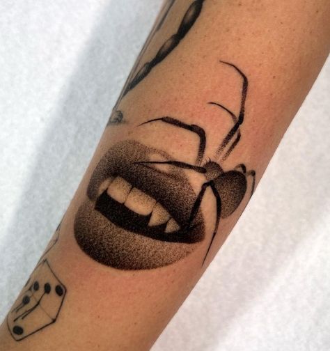 Tv Tattoo, Vampire Tattoo, Grunge Tattoo, Insect Tattoo, Jellyfish Tattoo, Tattoo People, Spooky Tattoos, Black Gradient, Lip Tattoos