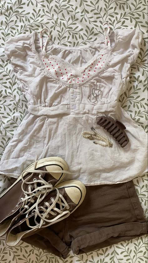 Doentown Girl Aesthetic Outfit, Brown Converse Outfit Summer, Down Town Girl Summer Outfits, Downtown Girl Outfits Spring, Spring Downtown Girl Outfits, Coquette Downtown Girl Outfits, Downtown Girl Spring Outfits, Downtown Girl Aesthetic Outfits Summer, Spring Downtown Girl