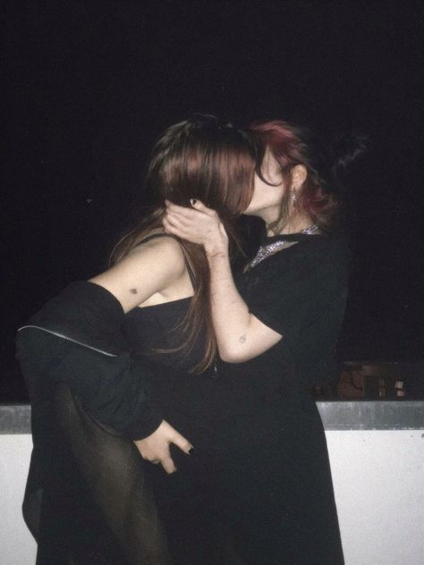 Grunge Les Couple Aesthetic, Grunge Girlfriend Aesthetic, Goth Lesbian Couple Aesthetic, Emo Kissing, Grunge Couple Kiss, Dark Grunge Couple Aesthetic, Masc Fem Couple Aesthetic, Wlw Opposite Aesthetic, Emo Girlfriends