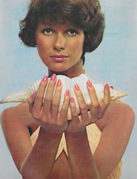 1960s Nails, 60s Nails, Just Seventeen, Vintage Nails, Retro Beauty, Slim Aarons, Seventeen Magazine, Vintage Cosmetics, Lea Michele