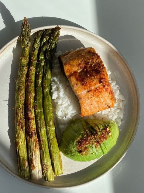 Pan Keto, Keto Salmon, Plats Healthy, Salmon And Asparagus, Healthy Food Inspiration, Healthy Food Dishes, Perfect Keto, Healthy Food Motivation, Healthy Lifestyle Food