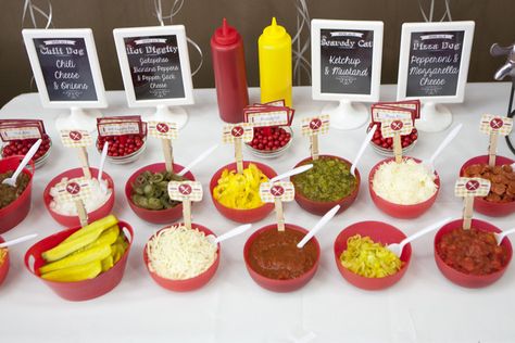 Hot Dog Bar - Have hubby grill up some dogs and have all the fixins for every one to create their own. Hot Dog Buffet, Hot Dog Party, Summer Party Ideas, Hot Diggity Dog, Mini Hamburgers, Hot Dog Bar, Dog Summer, Cupcakes Decorados, Food Stations