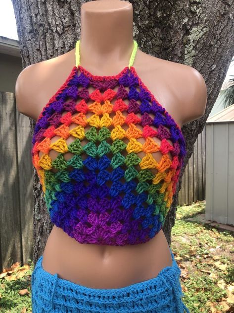 Crop Top Blouse Designs, Rainbowcore Fashion, Top Blouse Designs, Beach Crochet Top, Crochet Halter Top Pattern, Scrap Crochet, Swimwear Cute, Pattern Crop Top, Colourful Crochet