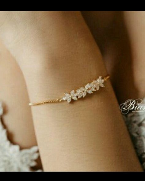 Gold Bracelets For Women Indian, Silver Bracelet Designs, Hand Chain Jewelry, Indian Wedding Jewelry Sets, Gold Bracelet Simple, Gold Jewels Design, Latest Bracelets, Trending Bracelets, Pearl Necklace Designs